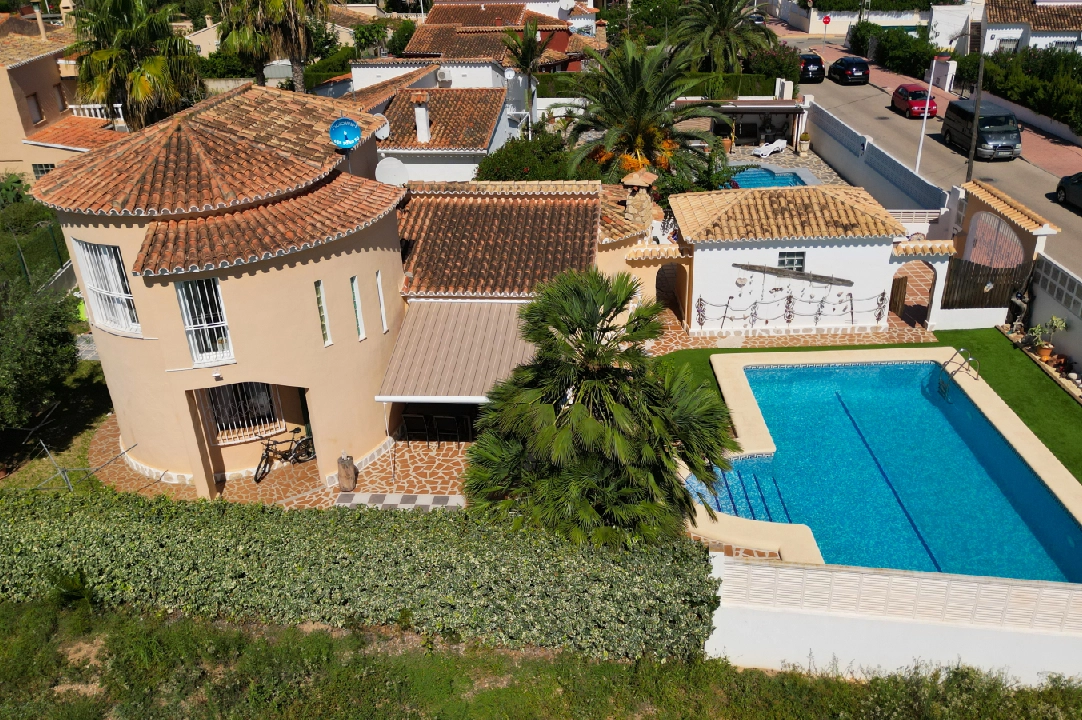 Villa in Els Poblets(Partida Gironets) te koop, woonoppervlakte 175 m², Bouwjaar 1982, Staat netjes, + KLIMA, Airconditioning, grondstuk 585 m², 3 slapkamer, 3 badkamer, Zwembad, ref.: RG-0523-4